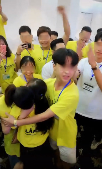Nhìn từ clip, có thể thấy xung quanh rất nhiều người đứng cổ vũ, reo hò.