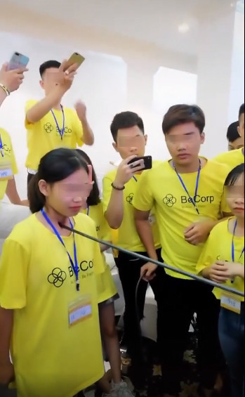 Cụ thể, hai người đứng cách nhau bằng đúng chiều dài của gậy và đặt nó vào vùng cổ dưới yết hầu. Từ đó, nhiệm vụ của họ là phải cố gắng hết sức đẩy gậy cho tới khi nó bị gãy làm đôi.