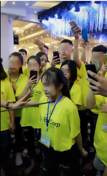 Theo đó, các bạn trẻ trong clip được làm theo chỉ dẫn của “thủ lĩnh” và thực hiện thử thách đẩy gậy.
