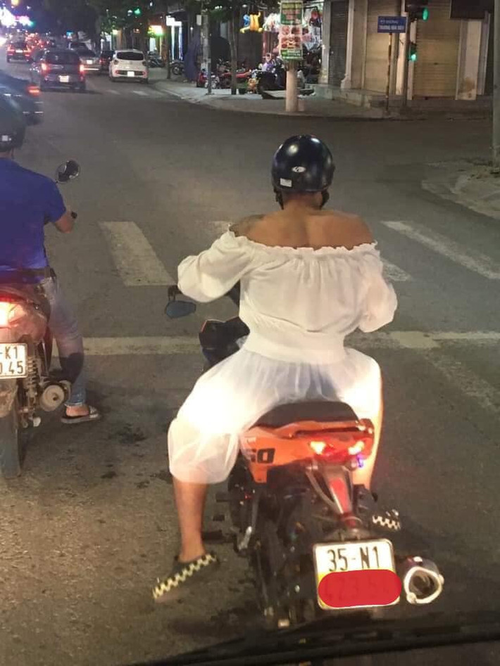 Mới đây trên MXH, hình ảnh người đàn ông mặc váy cưỡi xe tay côn xuất hiện trên phố thu hút sự chú ý của CĐM.