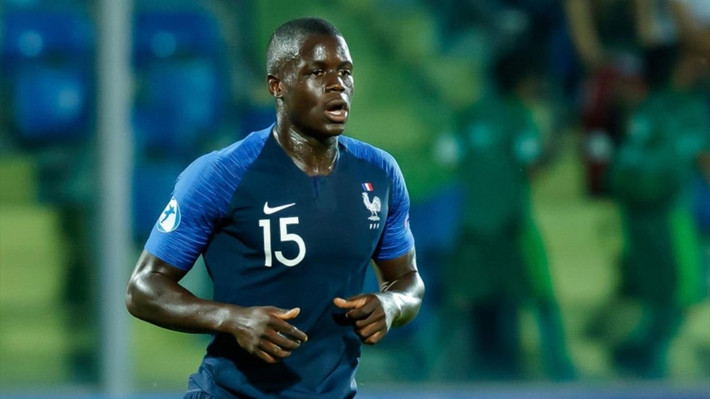 Theo nhà báo Loic Tanzi, hậu vệ Malang Sarr của Chelsea sẽ gia nhập câu lạc bộ Bồ Đào Nha, Porto theo dạng cho mượn với một bản hợp đồng có thời hạn 1 năm.