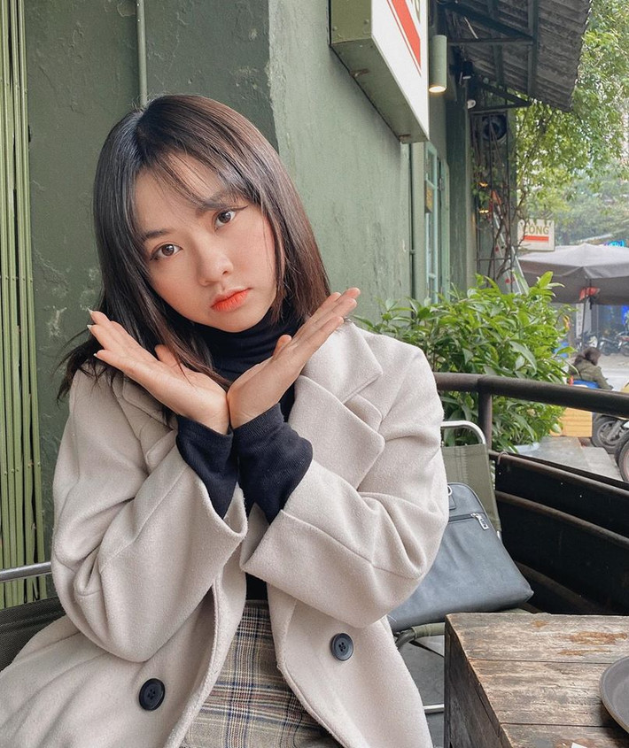 Đối với các chàng trai, những cô nàng xinh đẹp đam mê bóng đá lại có năng khiếu đàn hát luôn sở hữu sức hút kỳ lạ và Lan Hương là một trong số đó.