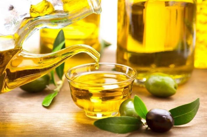 Các loại dầu ăn tốt nhất là dầu ngô, dầu mè, dầu ô liu,... Tốt hơn là trộn dầu thực vật và dầu động vật theo tỷ lệ 1: 0,5 đến 1:1.