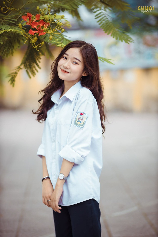 Nguyễn Thu Trang là cái tên 2 năm trước gây bão mạng xã hội với loạt ảnh đồng phục xinh đẹp, mong manh như thiên thần.