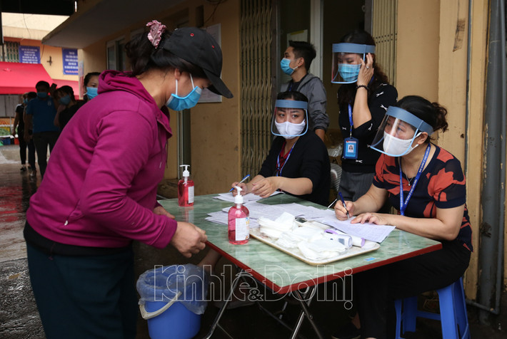 Người dân khai báo thông tin cá nhân trước khi vào xét nghiệm.