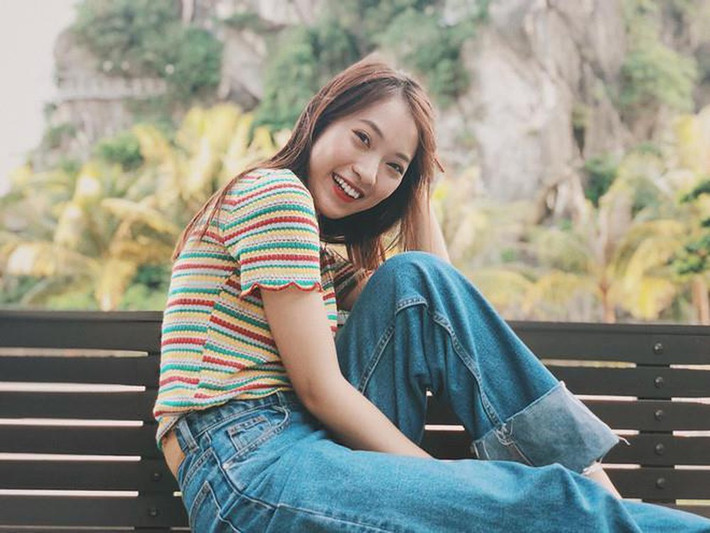 Khánh Vy là một cái tên không còn xa lạ với cộng đồng mạng. Cô nàng nổi lên sau 1 đêm nhờ clip quay “chơi” nói 7 thứ tiếng: Thái, Hàn, Trung, Nhật, Anh, Italy, Việt gây bão mạng xã hội.