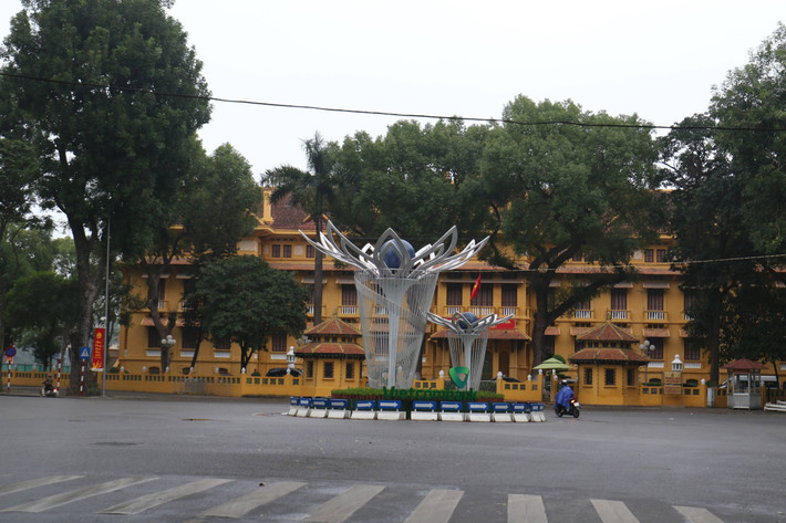 Chiều 30 Tết, Hà Nội đón không khí lạnh khiến cảm giác tê tái rõ ràng hơn bao giờ hết.