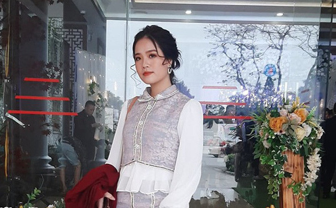 Trong khi Quang Hải đưa Huỳnh Anh về ra mắt gia đình sau khi công khai chưa được bao lâu. Thì mới đây, cô chủ tiệm nail lại ở nhà mở tổng đài tư vấn tình cảm cho dân mạng.