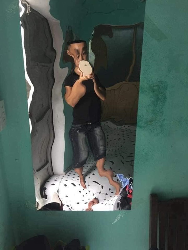 Điển hình như một anh chàng có bài đăng trên MXH, chủ nhân bài viết hóm hỉnh chia sẻ: "Em vừa mua gương dán tường trên mạng ạ, về bóc ra dán soi vào nhìn như bị biến dạng ấy mọi người ơi huhu. Sáng dậy soi gương chắc hết hồn luôn. Như này là em mua phải gương đểu hay cấu tạo cơ thể em nó bồng bềnh vậy ạ".