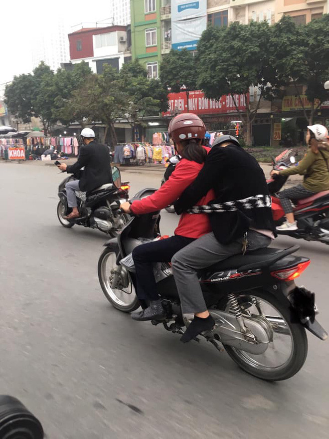Thậm chí, vừa đi đường, người phụ nữ vừa phải chú ý an toàn vì chồng chẳng còn tỉnh táo, thậm chí tay phải ôm eo vợ rồi gục cả đầu lên vào suốt quãng đường di chuyển.