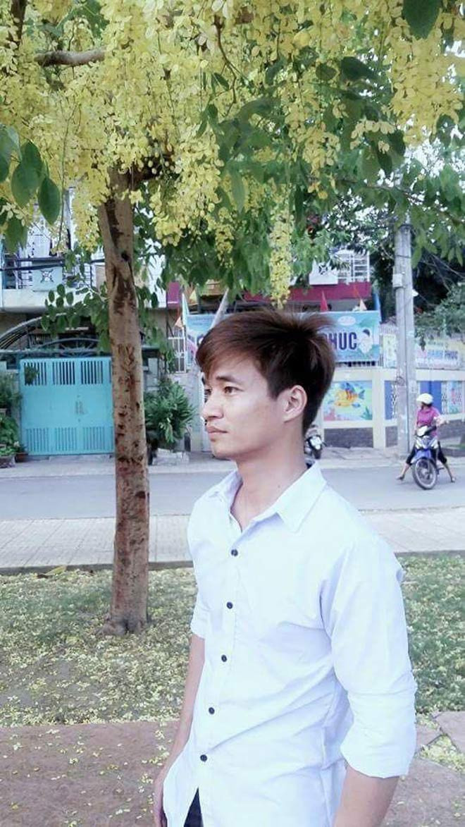 Lệ Rơi (tên thật Đức Hậu, sinh năm 1987) trở thành hiện tượng mạng được nhiều người chú ý sau khi khoe giọng hát "chẳng giống ai" trên MXH.