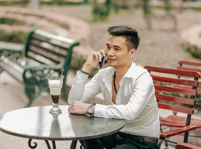Nhìn khung cảnh trong video, nhiều người phỏng đoán "hot boy vườn ổi" ngày nào ở phòng làm việc và tranh thủ quay video giải trí nghịch ngợm.