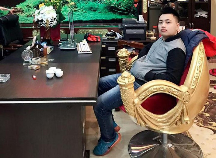 Ngày 22/5/2018, Bùi Mạnh Tiến cùng đàn em là Phạm Văn Sáng, Hoàng Văn Phi, Nguyễn Tuấn Long đến nhà anh Trần Ngọc Hoàng. Phạm Văn Sáng dùng dao chém nhiều nhát, làm anh Hoàng bị đứt cơ, gân của 2 tay và 2 chân.