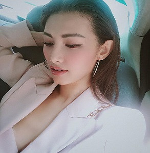 Sở hữu gương mặt lai Tây với thần thái sắc lạnh cùng thân hình thon thả, cuốn hút, Emmy Nguyễn dễ dàng nhận được sự chú ý của khán giả. Từng tốt nghiệp chuyên ngành Fashion & Textile Merchandising tại Australia nên nàng MC của HTV luôn được khen ngợi về gu thời trang tinh tế, hiện đại.