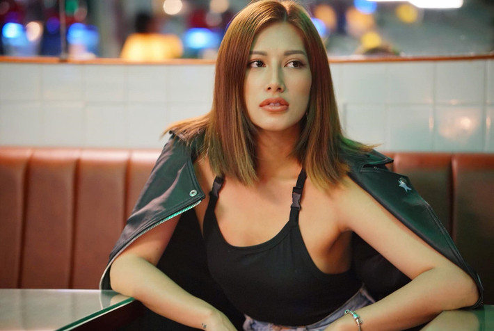 Rất nhanh chóng, tên tuổi của hot girl ngủ gật - Emmy Nguyễn nổi như cồn trên các trang mạng xã hội. Thậm chí, cuộc sống của cô nàng có chút xáo trộn khi được quá nhiều để ý.