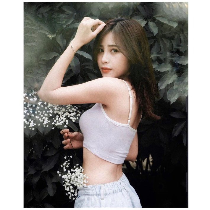 Gương mặt xinh đẹp và thân hình gợi cảm của Mai Anh khiến các chàng trai tự đổ khi nhỡ lạc vào Instagram của cô nàng.