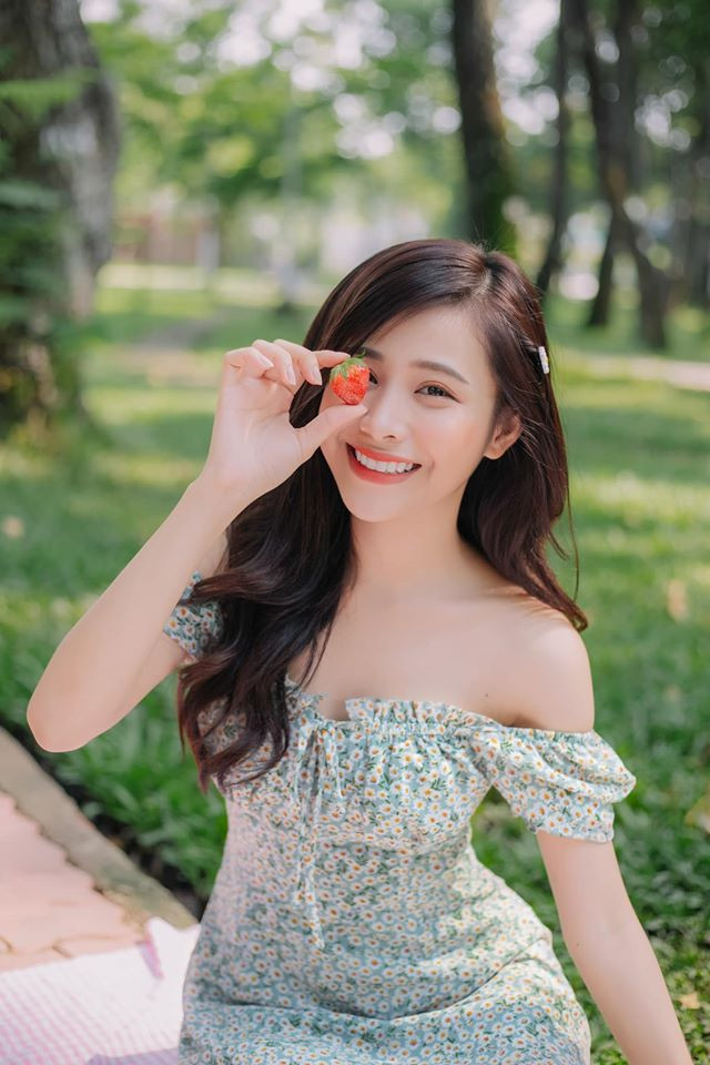 Hot girl Instagram mới nổi tiếp theo được nhắc đến đó là Nguyễn Phương Dung (@phuongdunq). Cô nàng hiện là sinh viên năm cuối, Đại học Văn hóa Nghệ thuật và Quân đội TP HCM.
