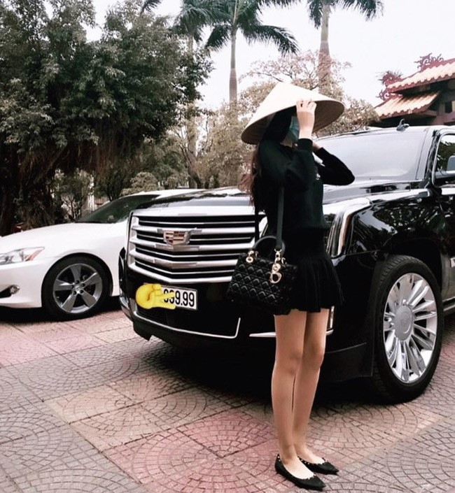 Là con gái út trong gia đình có 3 anh chị em, bố mẹ là chủ chuỗi khách sạn, nhà hàng có tiếng tại Quảng Bình, Hoàng Kiều Yến (sinh năm 2000) là cái tên đình đám trong dàn rich kid 10X Việt.