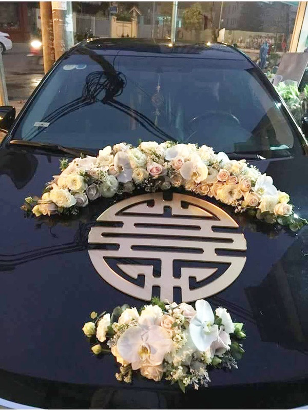 Chiếc xe hoa của gia đình chú rể mặc dù được trang trí rất đẹp nhưng điều gây chú ý và khiến nhà gái nổi giận đó là chữ "Thọ" được dán to oành phía trước xe.