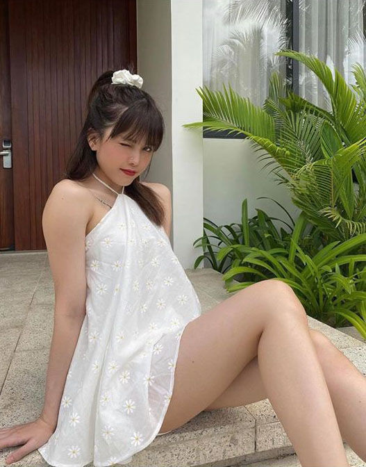 Đây không phải lần đầu tiên, dáng ngồi của nữ ca sĩ Thiều Bảo Trâm bị dân mạng chú ý.