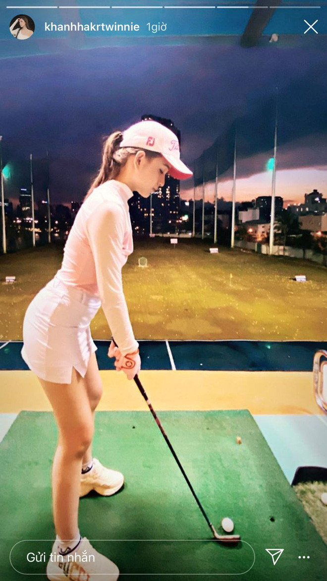 Thời gian gần đây, Khánh Hà nối gót bạn trai chơi golf và thường xuyên khoe ảnh đi tập lên story Instagram.