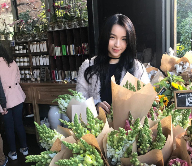 Chẳng cần phải tạo dáng quá cầu kì bạn gái thiếu gia Phan Hoàng cũng khiến nhiều người phải nghiêng ngả.