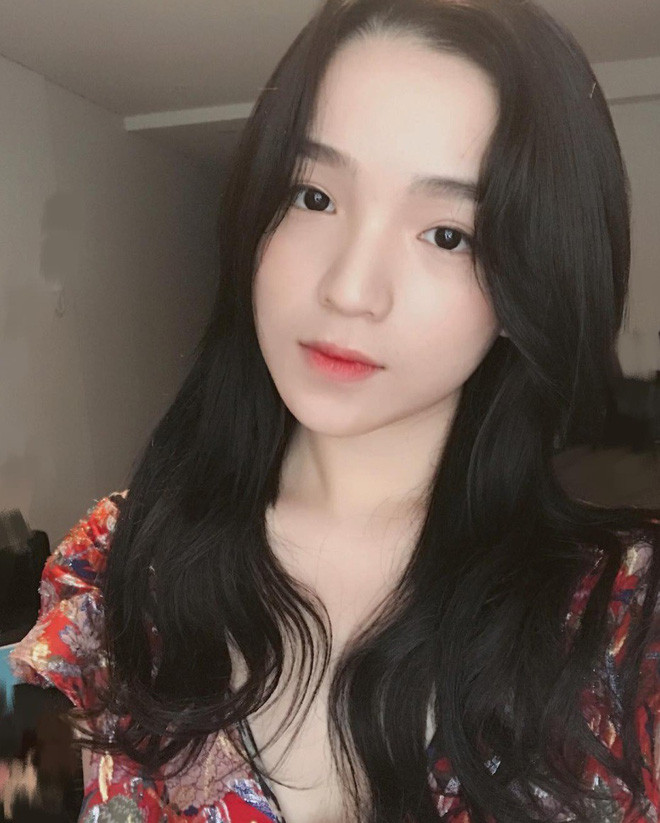 Khuôn mặt xinh đẹp cùng đường cong quyến rũ của Khánh Hà khiến nhiều người phải trầm trồ.