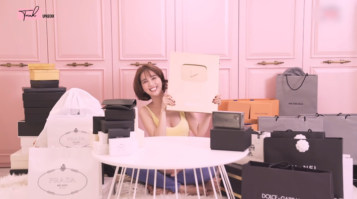 Ngọc Trinh không hổ danh là "yêu nữ hàng hiệu" đình đám bậc nhất của showbiz Việt hiện tại.