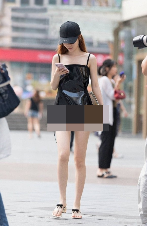 Mới đây, trên mạng xã hội đăng tải loạt ảnh một cô gái trẻ sải bước trên phố với mốt không quần khiến người xem không khỏi "ấm ức".