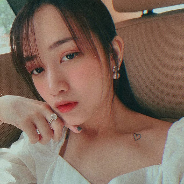 Hot girl Việt này đi du học ở Mỹ, về Việt Nam và mở một nhãn hàng thời trang của riêng mình. Không quá nổi tiếng, nhưng những gì mà ái nữ này làm là cố gắng để tự lập, ít phụ thuộc vào danh xưng “rich kid”.