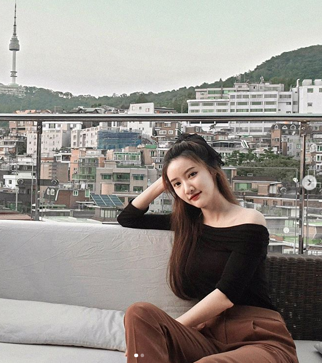 Sơ mi trơn tối giản cùng quần jean hoặc quần ống loe, áo thun in hình ngộ nghĩnh và giày thể thao là 2 style thường xuyên được Panda diện.