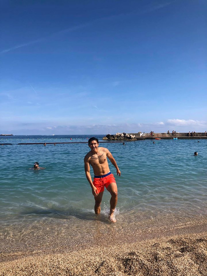 Ngày 26/7, Đoàn Văn Hậu chia sẻ hình ảnh trong chuyến du lịch tại biển Monte Carlo (Monaco). Cầu thủ sinh năm 1999 tạo dáng thoải mái và nở nụ cười tươi.