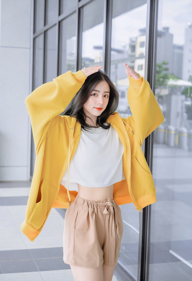 Hằng Phan sinh ra và lớn lên ở Quảng Bình, lựa chọn ĐH Kinh tế Quốc dân để tiếp tục theo học, cô nàng khiến CĐM bất ngờ trước màn dậy thì thành công trước đó.