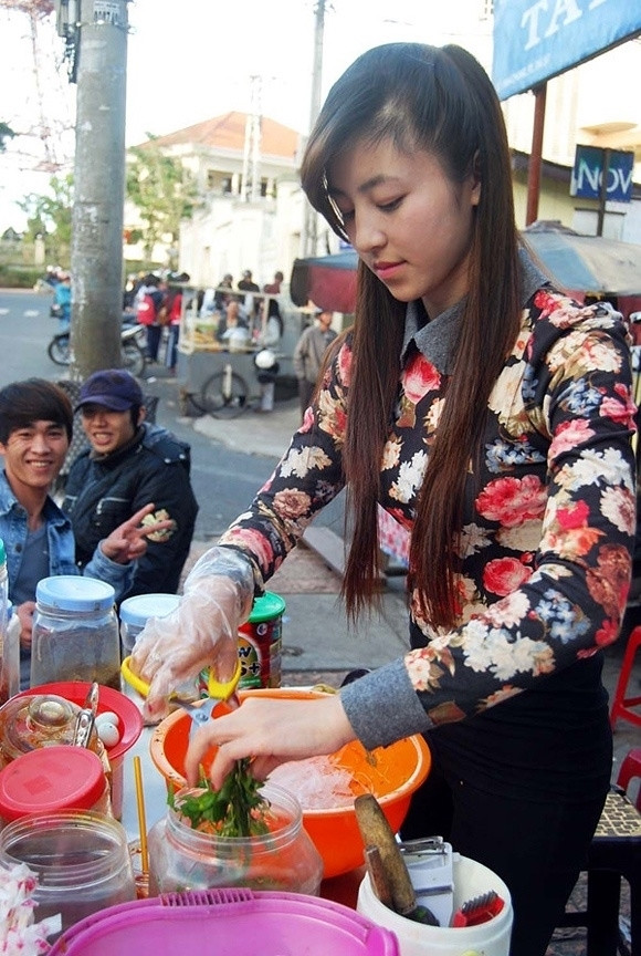 Hot girl bánh tráng trộn Đà Lạt - Bảo Chi bắt đầu được biết từ năm 2013, sau một bức ảnh chụp cô nàng được đăng tải trên MXH.