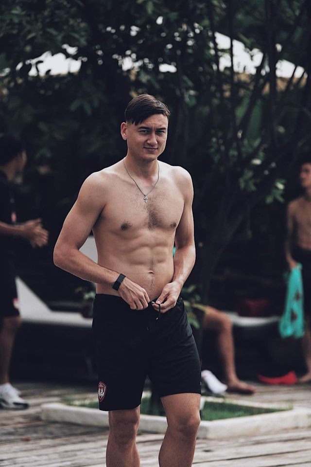 Cụ thể, trên trang cá nhân của mình đi kèm những bức ảnh khoe body 6 múi cực đỉnh, thủ môn Đặng Văn Lâm còn để lại dòng trạng thái: "Lâm đi bơi".