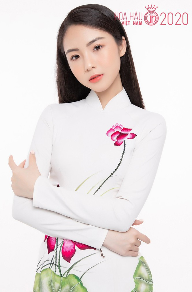 Sở hữu gương mặt với những đường nét tinh tú, đậm chất thùy mỵ của con gái Á Đông, Thủy Tiên được dân mạng đặt biệt danh "tiểu long nữ" của Hoa hậu Việt Nam năm nay.