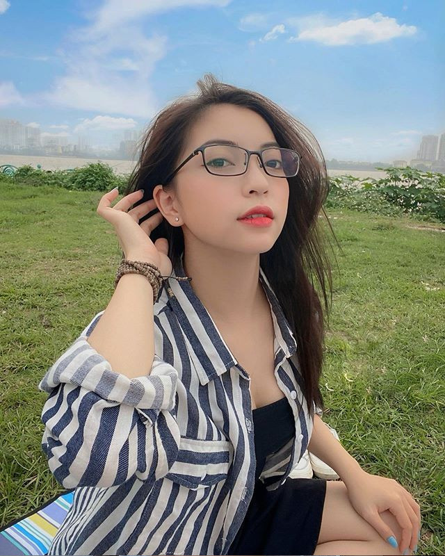 Đáng chú ý, ngoài mối tình đầu năm 17 tuổi là Nhật Lê, đây là Huỳnh Anh là cô nàng thứ 2 mà cầu thủ Quang Hải công khai bạn gái với mọi người..