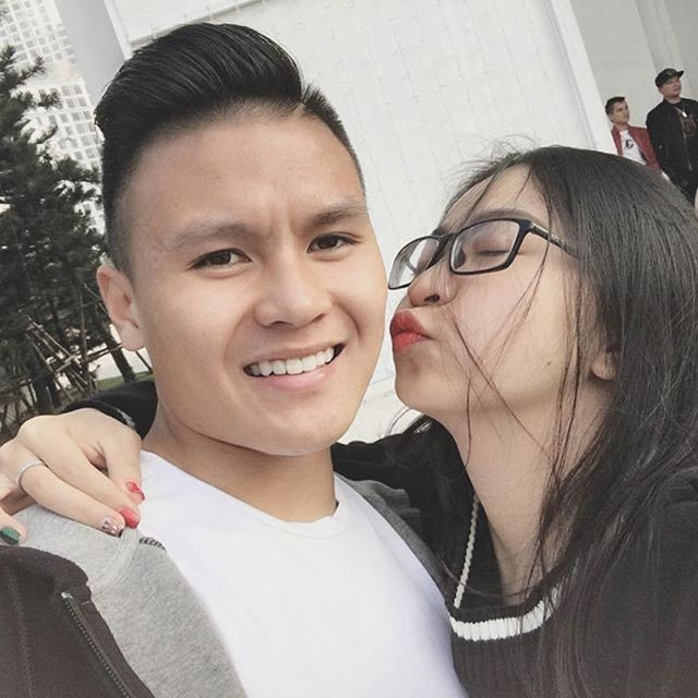Nhật Lê là mối tình năm 17 tuổi của Quang Hải và cũng là người đầu tiên mà cầu thủ này công khai với bạn bè và công chúng.