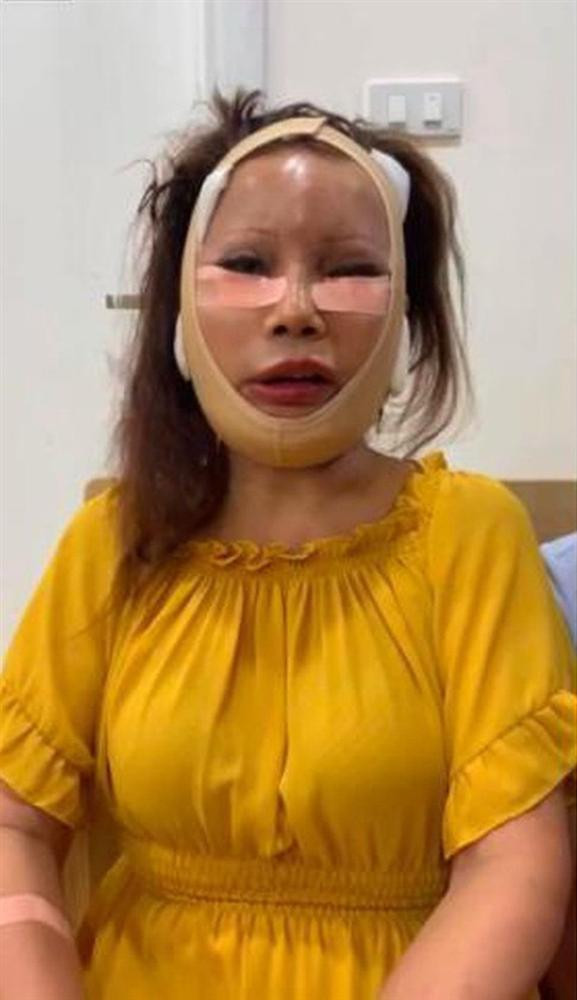 Cô dâu 62 tuổi Thu Sao và chồng trẻ Hoa Cương không ít lần nhận về những lời không mấy thiện cảm về những màn thể hiện tình cảm thái quá.