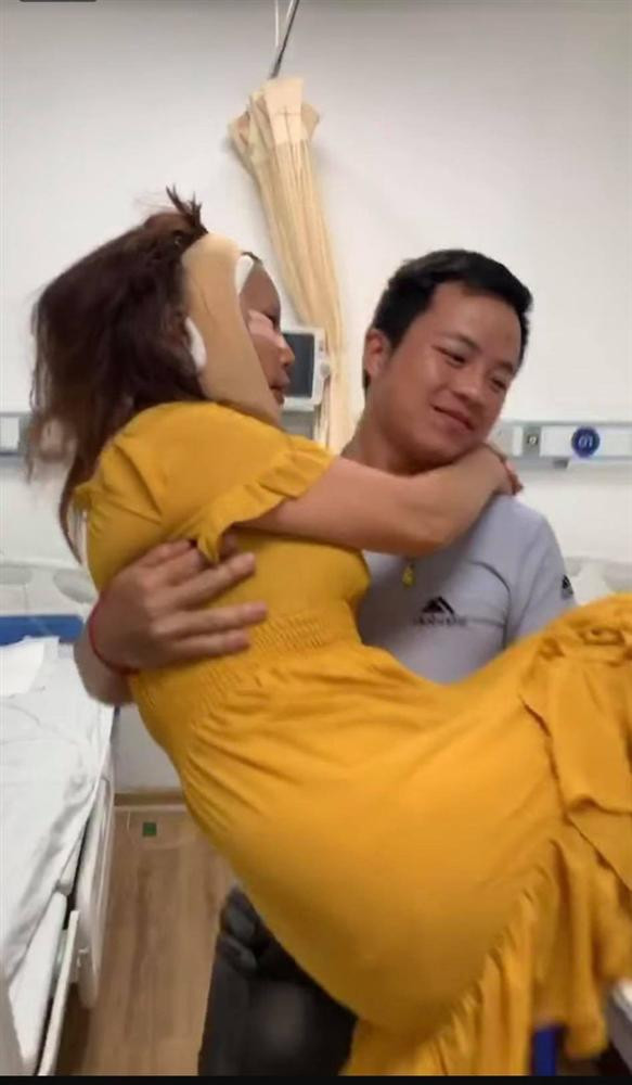 Toàn bộ quá trình thực hiện phẫu thuật thẩm mỹ được chia sẻ trên trang cá nhân, đặc biệt sau khi tỉnh dậy chị Thu Sao không ngần ngại nói chuyện trực tiếp cùng cư dân mạng với gương mặt sưng húp, nhợt nhạt và băng bó xung quanh.