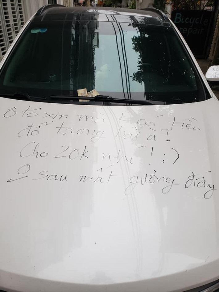 Cụ thể, nickname P.H.L bình luận: "Đọc những dòng chữ viết trên thân xe thì có thể thấy hành động đỗ xe trước cửa nhà không phải diễn ra 1 hay 2 lần mà khá nhiều lần, gây ảnh hưởng tới việc buôn bán cũng như sinh hoạt của gia đình.".