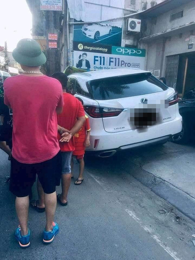 Có thể thấy, chủ chiếc xe Lexus đã nhiều lần đỗ xe trước cửa ngôi nhà này, gây ảnh hưởng tới việc buôn bán cũng như đi lại của các thành viên trong gia đình. "Tức nước vỡ bờ", người phụ nữ đã lấy bút mực viết chi chít lên thân xe, thể hiện sự bức xúc.
