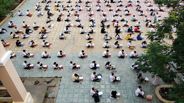 Ngoài ra, nhà trường còn bố trí cho mỗi học sinh một chiếc ghế nhựa để kê bài kiểm tra tập trung, các học sinh chỉ việc ngồi làm bài, còn thầy cô sẽ đi lại để coi và quan sát xung quanh.