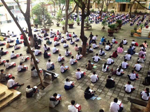 Thực tế những hình thức kiểm tra làm bài tập trung này được đưa ra cốt để đánh giá chính xác hơn thực lực của các em và nếu có vấn đề gì thì nhà trường, thầy cô có thể kịp thời thay đổi phương pháp ôn tập, giúp các bạn học sinh đạt được kết quả tốt nhất trong kỳ thi THPT Quốc gia.