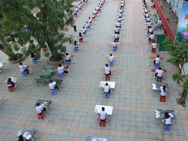 Trước loạt ảnh chụp lại buổi làm bài kiểm tra giữa sân của các bạn học sinh, nhiều cư dân mạng đã để lại bình luận, tỏ ý thích thú với hình thức này.
