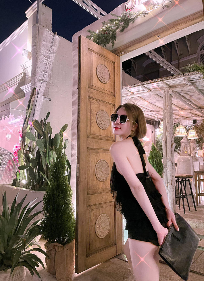 Trong ảnh, Trâm Anh để mặt mộc, lộ vai trần hờ hững cùng làn da trắng mịn khiến ai trông thấy cũng xuyến xao.