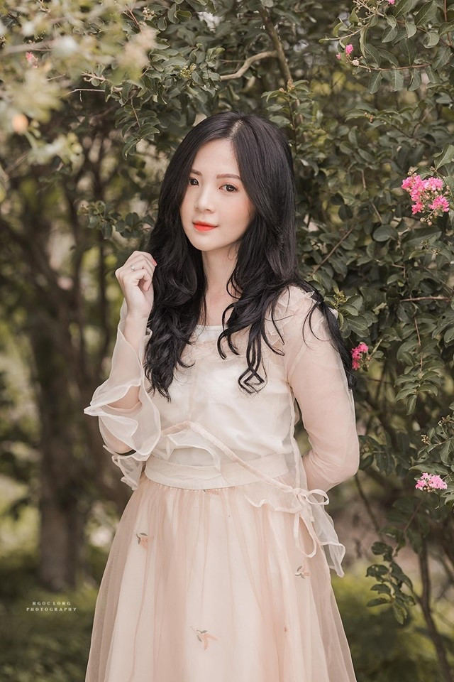 Cũng theo nhiều người, Ngọc Huyền sở hữu phong cách nhẹ nhàng, đằm thắm, đúng chất của một cô giáo tương lai.