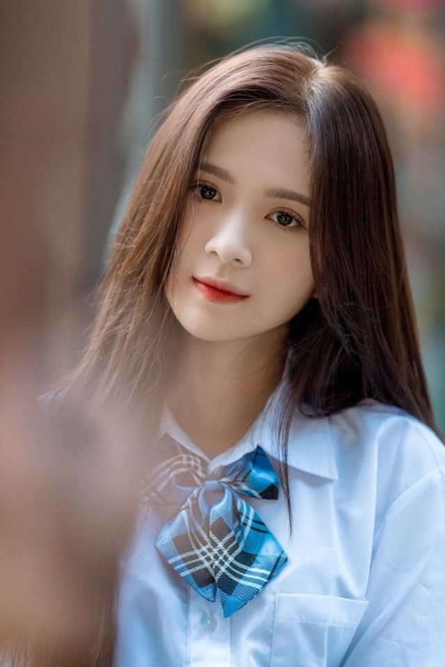 Vừa xinh xắn, học giỏi, Huyền còn là một cô gái có khả năng tự chủ kinh tế từ khá sớm với thu nhập hàng chục triệu đồng/tháng, từ công việc làm người mẫu ảnh, quay quảng cáo và đóng các phim ngắn.
