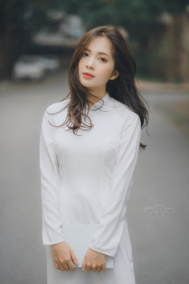 Gương mặt bừng sáng của Ngọc Huyền dễ dàng thu hút các ống kính máy ảnh.
