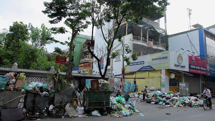 Mới đây trên MXH, những hình ảnh các con ngõ, các góc phố Hà Nội ngập rác thải tràn ngập khiến nhiều người quan tâm. Nguồn ảnh: Le Anh Dung